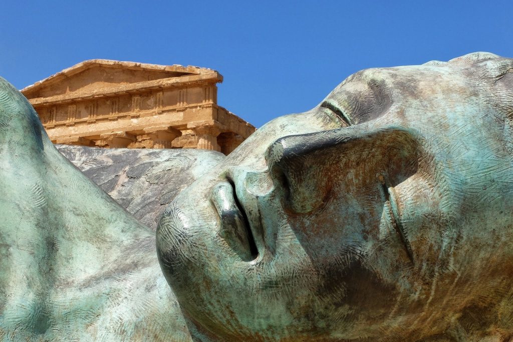 La statua di Icaro caduto