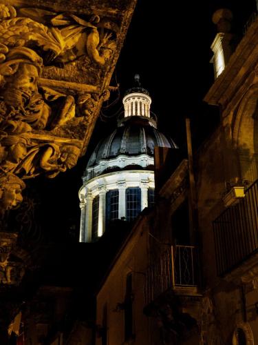 064 - Alfredo-Di-Primo - Sicilia-barocca…-Ragusa-Ibla-notturna - 70x100-cm - Fotografia-artistica