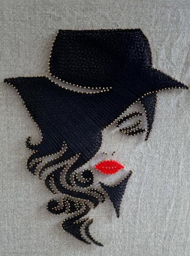 095 - Barbara-Lippolis - Volto-stilizzato - 50x65-cm - Tecnica-mista-stringart