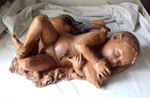 Scultura - Raffaele-Rosa-Maria - 0724 - Portrait-of-the-artist-as-a-newborn - Tuttotondo-in-terracotta-patinata-e-colorata - 50x34x30-cm