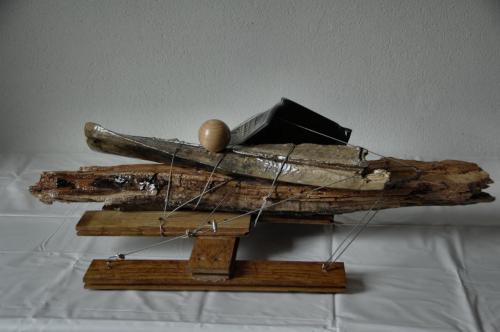 248-De-Francisco-Angelo-Opera-21-Reperti-lignei-e-foto-topsec-su-plexiglass-legati-con-funi-dacciaio-70x35x21-cm