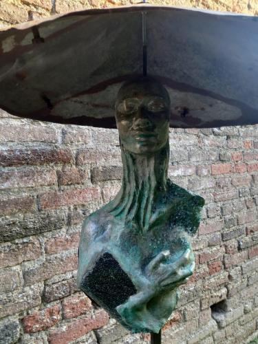 280 - Delfranco Mirko William - Intus (Dentro) - Scultura geolite pigmentata, ferro anticato, vetro cristallo, muschio 180x80x80 cm