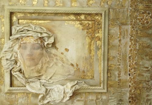 558 - Laura-Pennesi- - Il-velo - 70x100-cm - Acrilico-ceramica-fredda-rete-tessuto-gesso-stucco-foglia-oro
